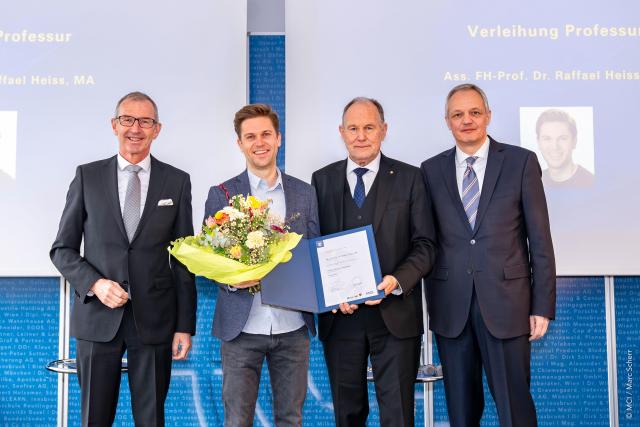 V.l.n.r.: MCI Rektor Andreas Altmann, Raffael Heiss, Franz Pegger (Leiter des Hochschulkollegiums), Siegfried Walch (Departmentleitung Nonprofit-, Sozial- & Gesundheitsmanagement) ©MCI / Marc Scherr