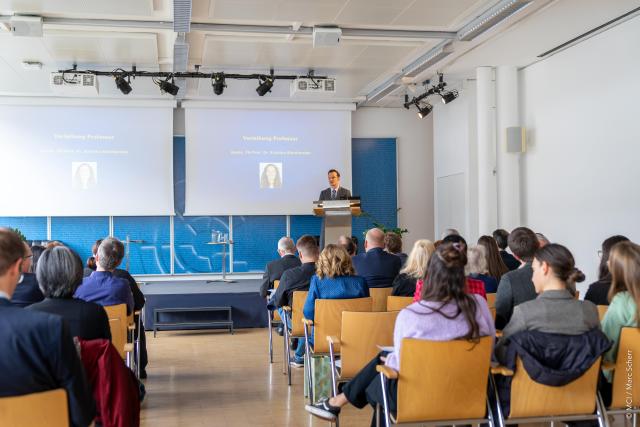 Michael Razen holds the laudatory speech for Kristina Kleinlercher ©MCI / Marc Scherr