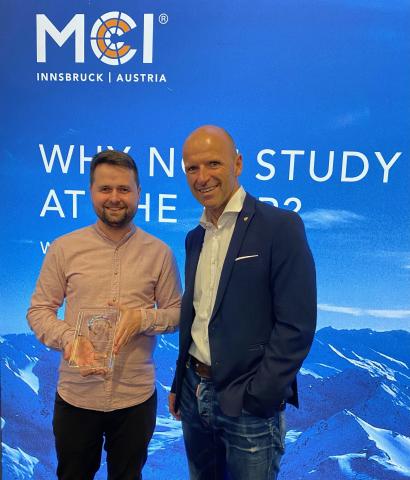 Hubert Siller, Head of Tourism & Leisure Business at MCI (r.) congratulates Jan-Patrick Teichmann. © MCI Tourism