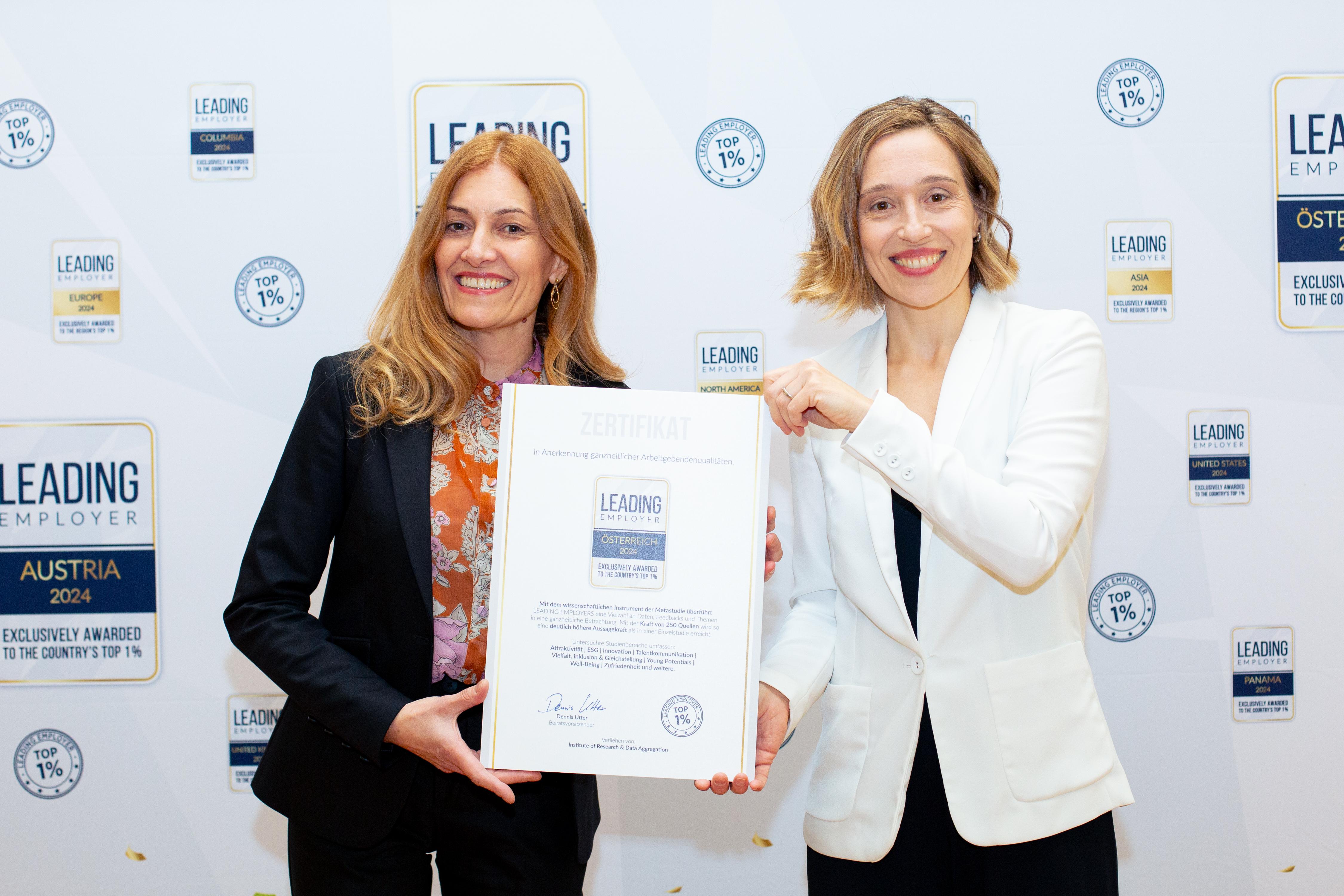 <p>Brigitte Auer, Head of Quality Management, Personnel Development & Recruiting at MCI (l.), accepted the certificate on behalf of the MCI ©Institute of Research & Data Aggregation GmbH / Martin Jordan</p>