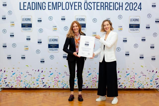 Brigitte Auer, Head of Quality Management, Personnel Development & Recruiting at MCI (l.), accepted the certificate on behalf of the MCI ©Institute of Research & Data Aggregation GmbH / Martin Jordan