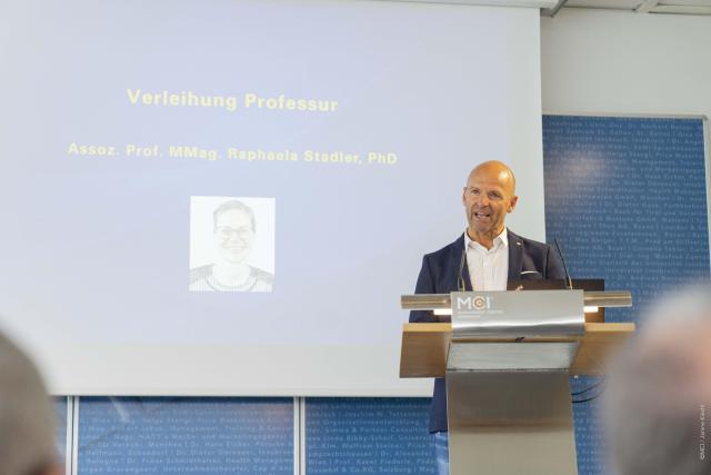 Hubert Siller, Leiter des Departments Tourismus & Freizeitwirtschaft, hält die Laudatio. ©MCI / Janine Kiechl