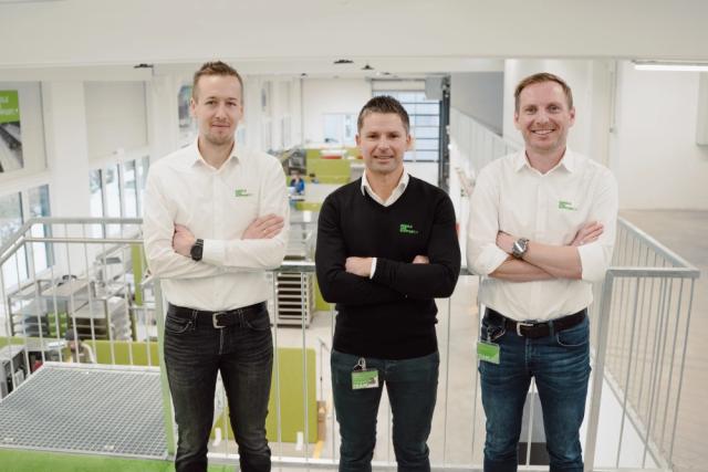 Firmengründer Thomas Wurm (l.) und Johannes Kirchmair (r.) mit dem CEO von Single Use Support Christian Praxmarer (m.) ©Single Use Support