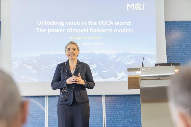 Maria Wallnöfer during her inaugural lecture entitled 'Unlocking value in the VUCA world: The power of novel business models!' ©MCI / Janine Kiechl
