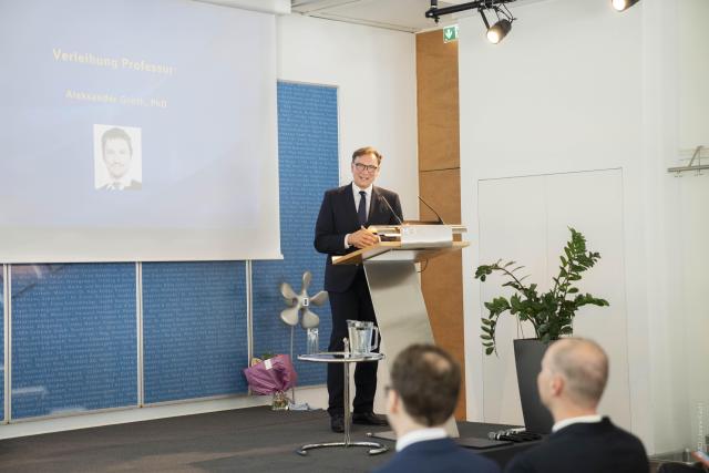 Peter Mirski, Leitung des Departments Management, Communication & IT, hält die Laudatio. ©MCI / Janine Kiechl