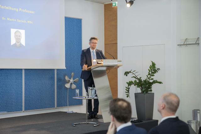 Michael Kraxner holds the laudatory speech on behalf of Werner Stadlmayr. ©MCI / Janine Kiechl