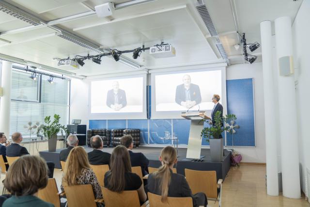 Head of Department & Studies Werner Stadlmayr congratulates via video message. ©MCI / Janine Kiechl