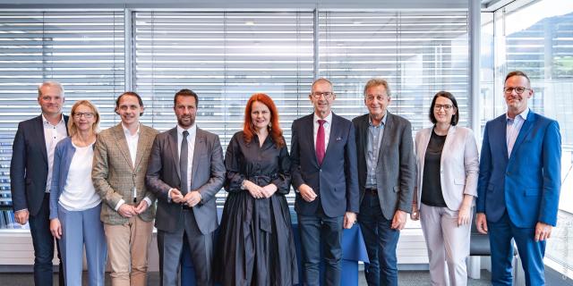 V.l.n.r.: Oswald Wolkenstein (Vorsitzender des MCI Aufsichtsrats), Barbara Ravanelli (Geschäftsleitung IMAD), Jakob Grüner (ehem. Vorsitzender MZT), Georg Dornauer (Landeshauptmann-Stellvertreter), Cornelia Hagele (Landesrätin für Wissenschaft, Bildung und Forschung), Andreas Altmann (MCI Rektor), Erwin Zangerl (Präsident AK Tirol), Barbara Thaler (Präsidentin WK Tirol), Michael Mairhofer (Geschäftsführer IV Tirol) ©MCI / Marc Scherr