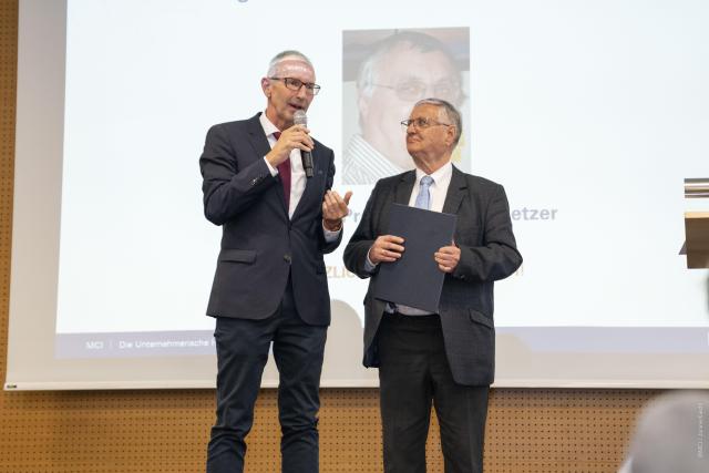 MCI Rektor Andreas Altmann mit Senator h.c. Norbert Netzer. ©MCI / Janine Kiechl