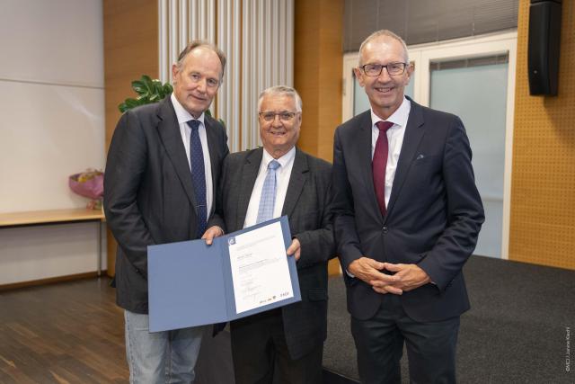 V.l.n.r.: Leiter des MCI Hochschulkollegiums Franz Pegger, Senator h.c. Norbert Netzer, MCI Rektor Andreas Altmann ©MCI / Janine Kiechl