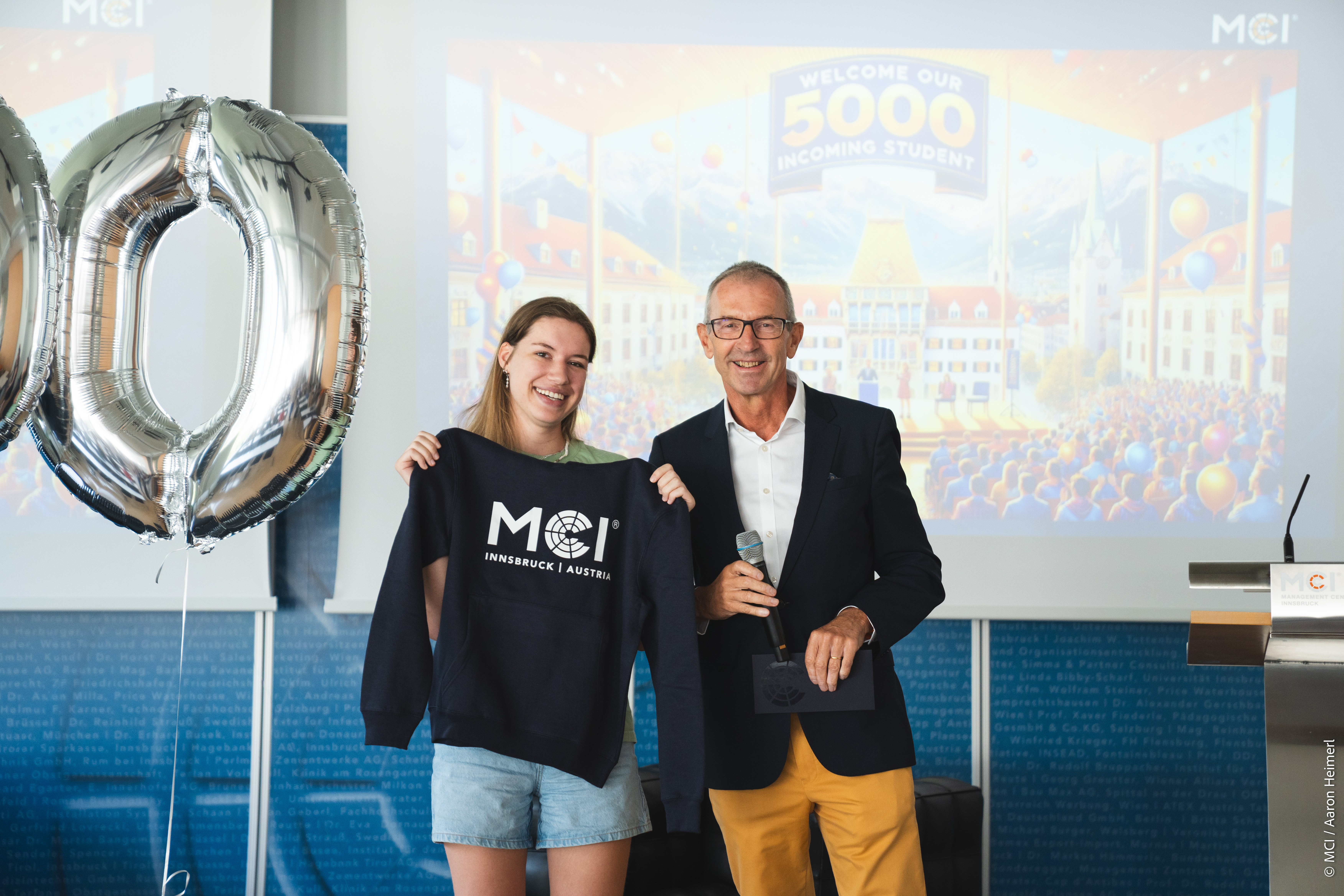 <p>MCI Rector Andreas Altmann with Daphne M.R. ©MCI / Aaron Heimerl</p>