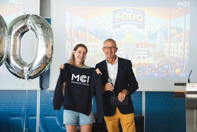 MCI Rector Andreas Altmann with the 5,000th incoming student ©MCI / Aaron Heimerl