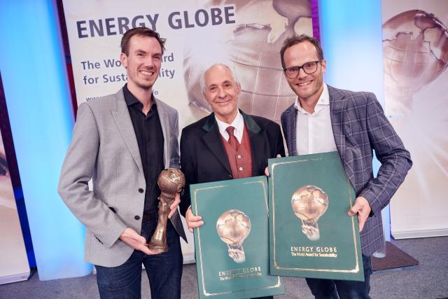 Jan Back (MCI, l.) und Benedikt Bodner (SYNCRAFT, r.) mit Wolfgang Neumann (Initiator des Energy Globe Awards, m.) ©Mathias Lauringer