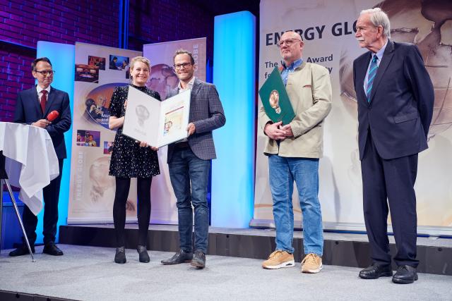 Alexandra Halouska (Chefredakteurin, Kronen Zeitung Oberösterreich) übergibt die Nominierungsurkunde an Benedikt Bodner (SYNCRAFT) © Mathias Lauringer