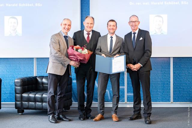 V.l.n.r.: Christoph Griesbeck (Studiengangsleiter Bio- & Lebensmitteltechnologie), Franz Pegger (Leiter des MCI Hochschulkollegiums), Harald Schöbel, MCI Rektor Andreas Altmann ©MCI / Marc Scherr