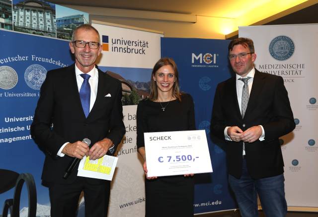 V.l.n.r. MCI Rektor Andreas Altmann, Verena Schallhart (Ceramicond), Markus Walzl (Vorsitzender DFK) ©Frischauf Bild