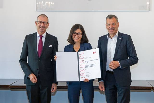 Christiane Aufschnaiter (m.) mit MCI Rektor Andreas Altmann (l.) und Vizebürgermeister Georg Willi (r.) bei der Preisverleihung. © IKM/Bär 