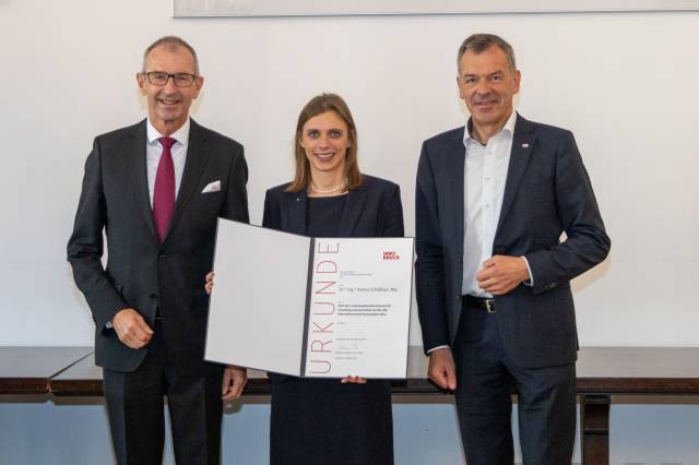 Verena Schallhart (m.) mit MCI Rektor Andreas Altmann (l.) und Vizebürgermeister Georg Willi (r.) bei der Preisverleihung. © IKM/Bär 