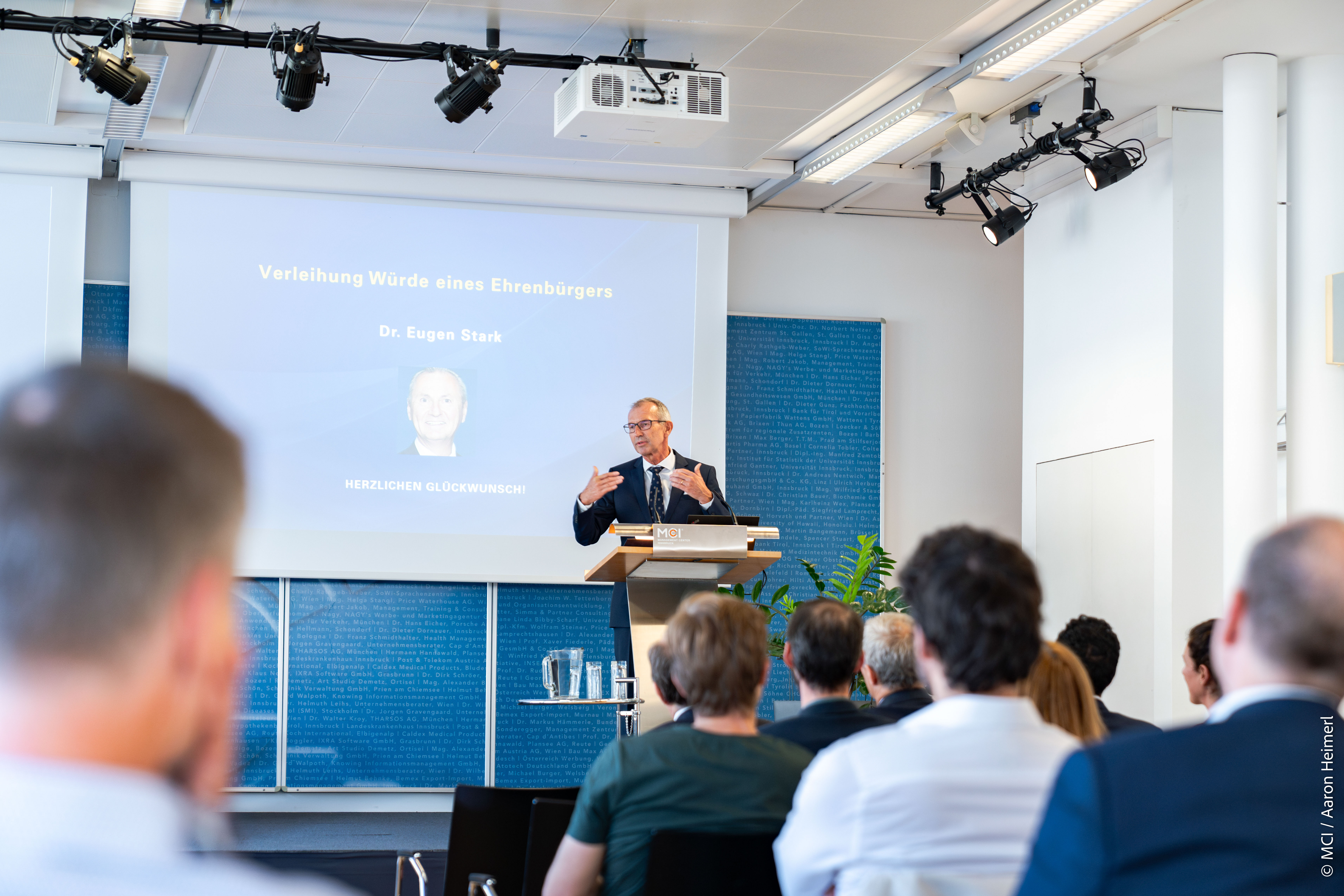 MCI Rektor Andreas Altmann hält die Laudatio ©MCI / Aaron Heimerl