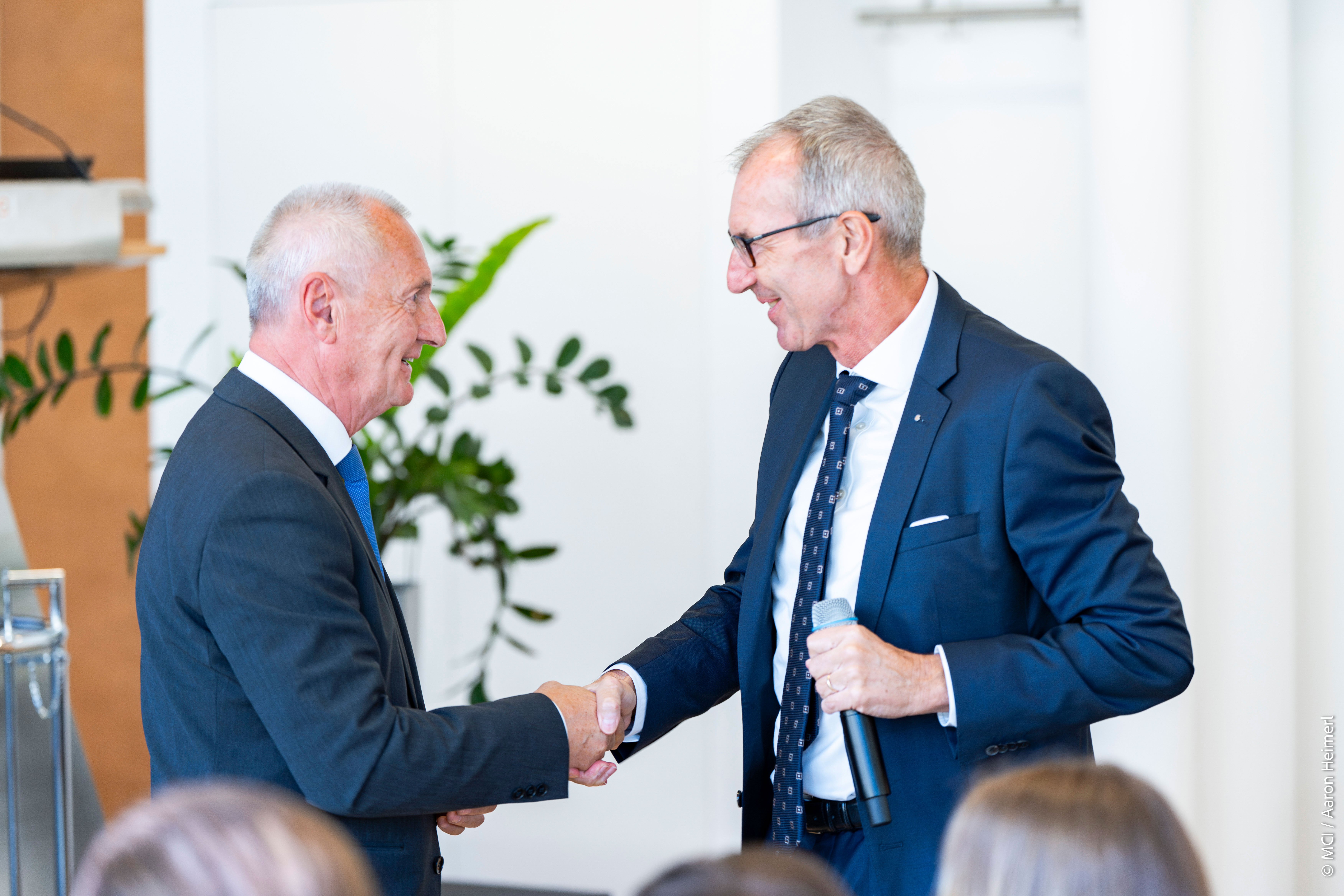 MCI Rektor Andreas Altmann gratuliert Dr. Eugen Stark ©MCI / Aaron Heimerl