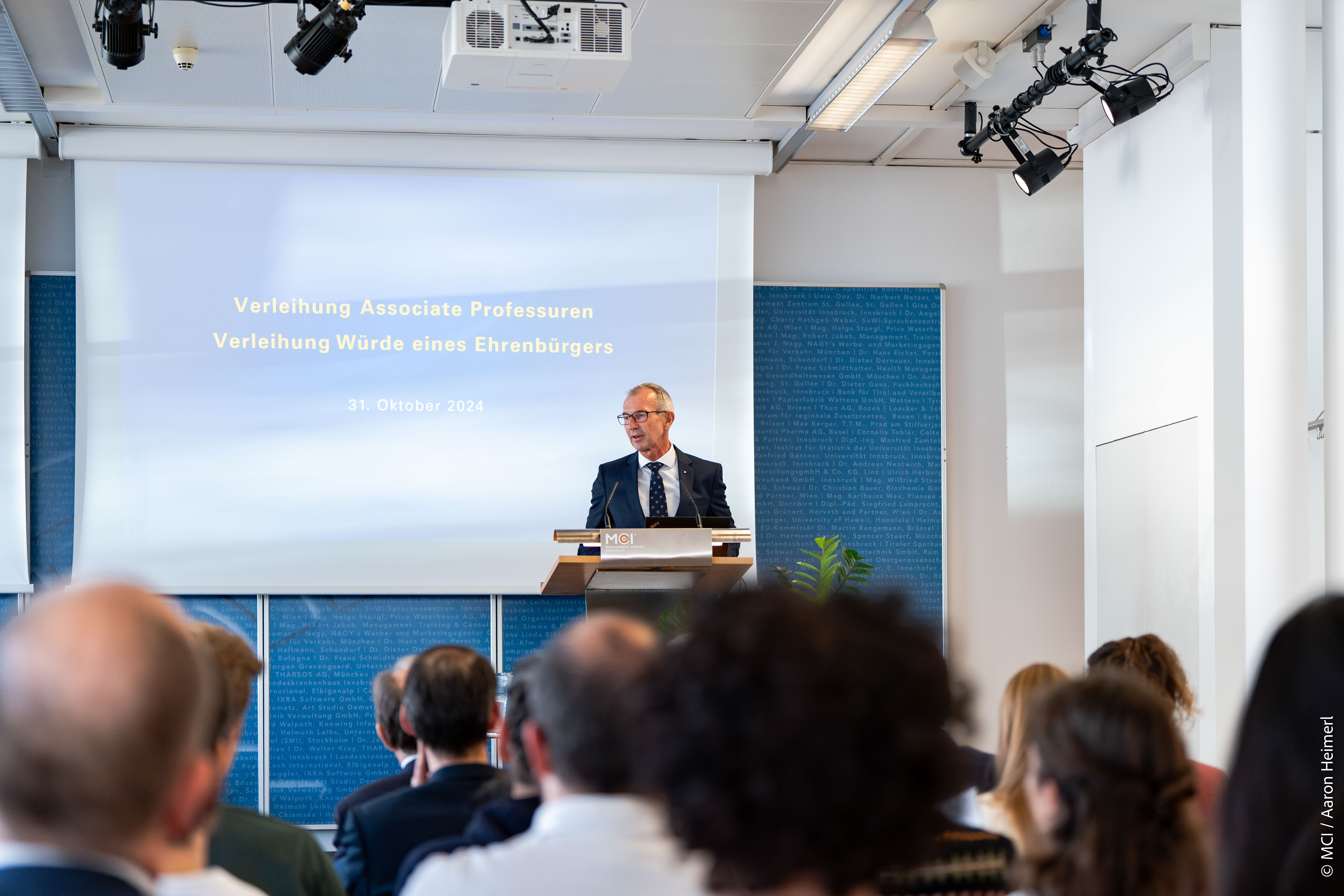 MCI Rektor Andreas Altmann heißt die Festgäste willkommen ©MCI / Aaron Heimerl