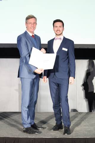 Preisträger Claudio Jäger (r.) mit Sektionschef Elmar Pichl (l.) ©BMBWF/Fotografie Sabine Klimpt/Lichtblick KG