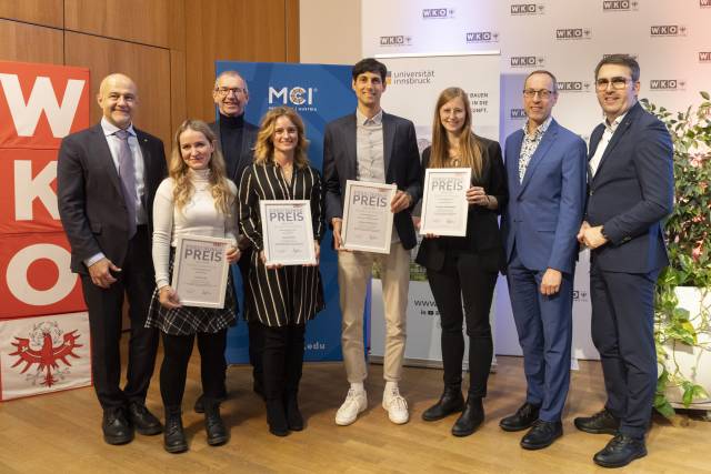 WK-Vizepräsident Anton Rieder (r.), Rektor Andreas Altmann (MCI, 3.v.l.), Rektor Mario Döller (FH Kufstein, 2.v.r.), und Vize-Rektor Gregor Weihs (Universität Innsbruck, l.) gratulieren den Preisträger:innen Viktoria Thöni, Regina Reiswig, Philipp Jaufenthaler und Lisa-Maria Schedlberger (v.l.). ©WK Tirol/Die Fotografen