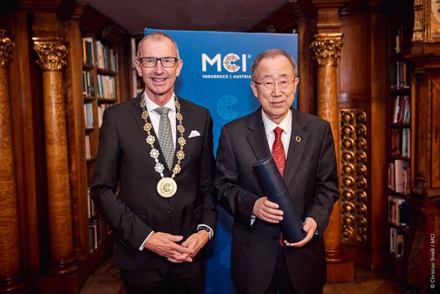 MCI Rektor Andreas Altmann (l.) mit S.E. Ban Ki-moon ©MCI / Christian Streili