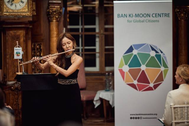 Die südkoreanische Flötistin Jasmine Choi begleitet den Festakt musikalisch ©MCI/Christian Streili
