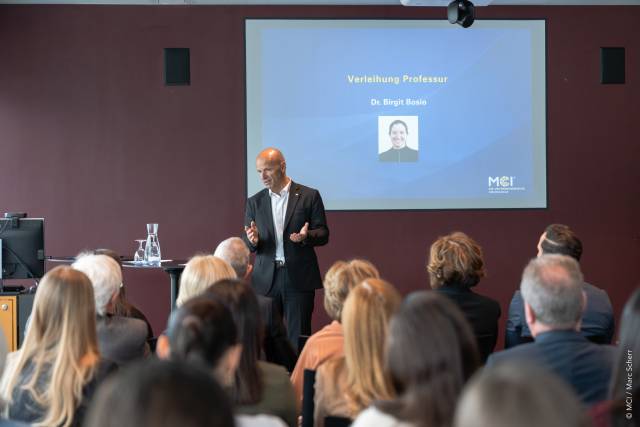 Hubert Siller hält die Laudatio ©MCI / Marc Scherr