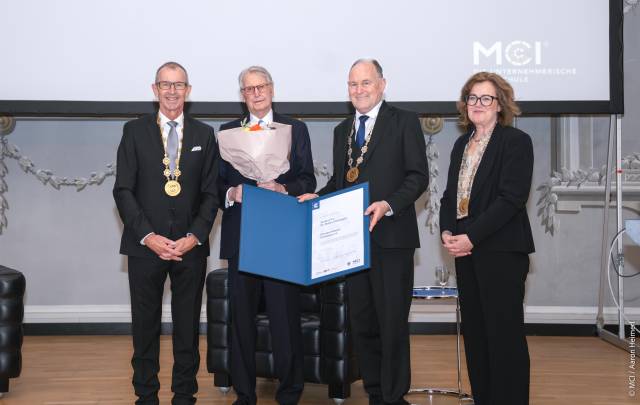 From left to right: MCI Rector Andreas Altmann, Honorary Professor Martin Steinmeyer, Head of the MCI Academic Council Franz Pegger, Deputy Head of the MCI Academic Council Claudia Mössenlechner ©MCI/Aaron Heimerl