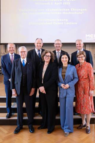 hinten vlnr: Herbert Henzler, Henzler Beratungs- und Beteiligungs GmbH; Prof. Franz Pegger, MCI Head of Academic Council; MCI Rektor Prof. Dr. Andreas Altmann; Mag. Oswald Wolkenstein, Vorsitzender des MCI Aufsichtsrats | vorne vlnr: MCI Senator h.c. Dr. Martin Steinmeyer; Prof. Mag. Dr. Claudia Mössenlechner, MCI Deputy Head of Academic Council; Katherina Reiche, MCI Ehrenprofessorin und Deutsche Bundesministerin für Wirtschaft und Energie; Mag. Christine Oppitz-Plörer, MCI Ehrensenatorin und Bgm. v. Innsbruck aD ©MCI/Aaron Heimerl