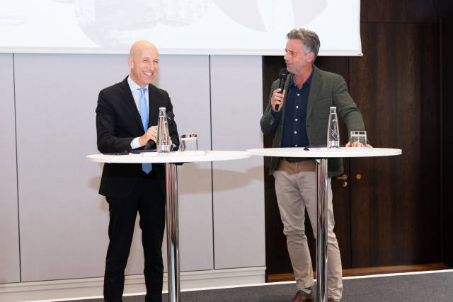 Bundesminister aD Martin Kocher mit Moderator Oliver Stock ©MCI