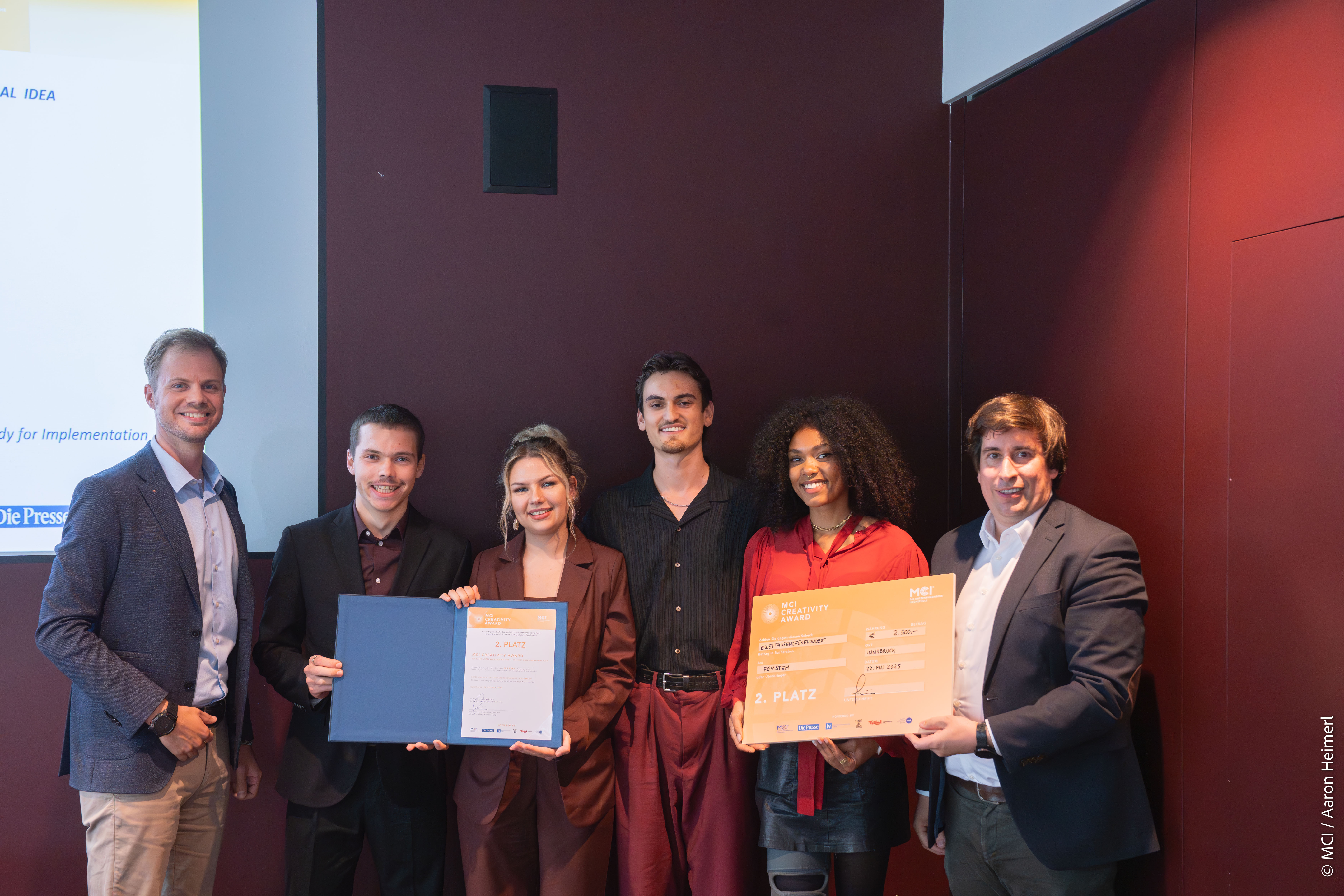 2nd place for “FemStem”; from left to right: Benjamin Suitner (MCI), award winners Fabian Lang, Lea Naomi Kleemann, Johannes Elias Habermann, Noemi Hartig-Divinzenz and Martin Pillei (MCI) ©MCI/Aaron Heimerl