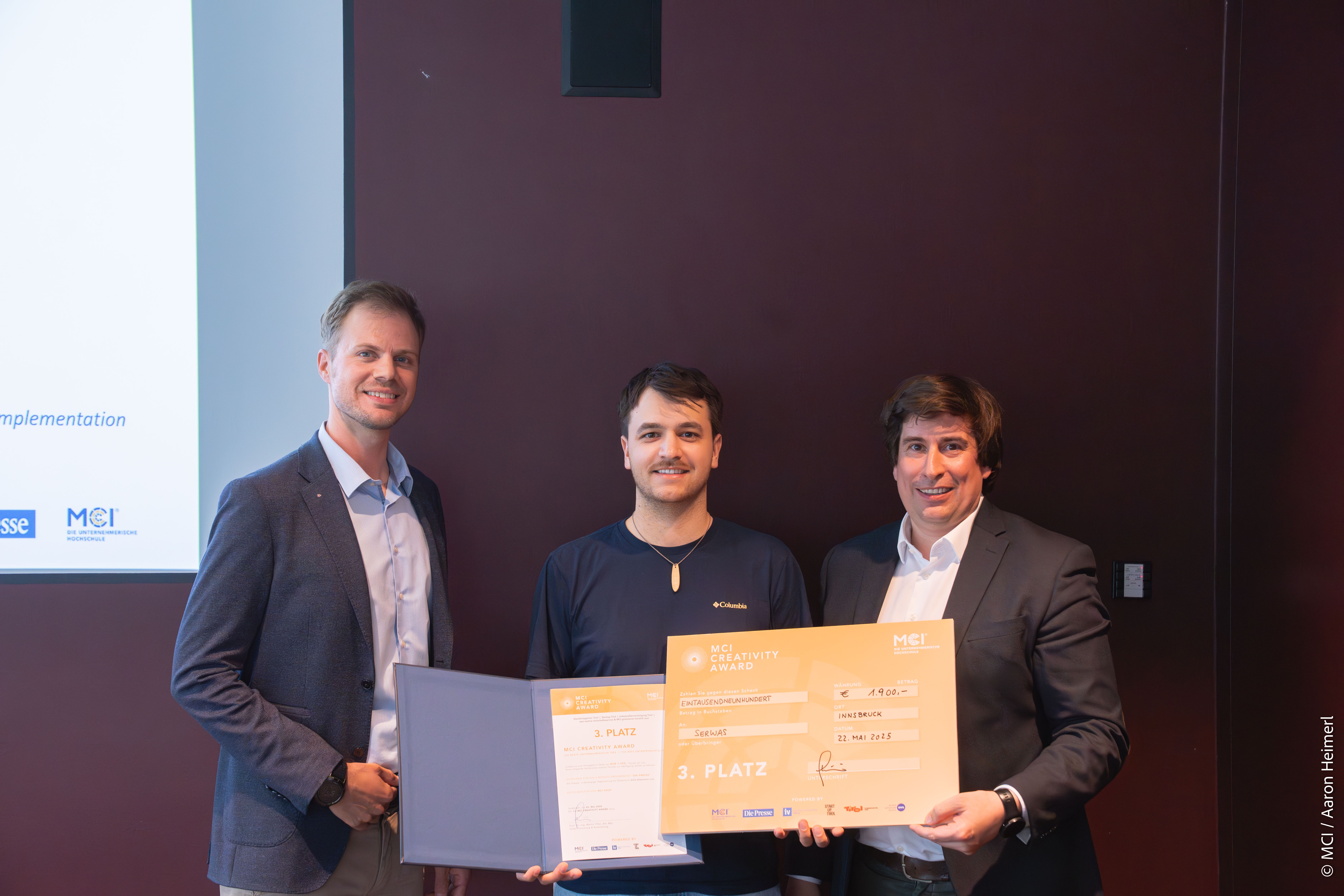 3rd place for “Serwas”; from left to right: Benjamin Suitner (MCI), award winner Manuel Untergasser and Martin Pillei (MCI) ©MCI/Aaron Heimerl