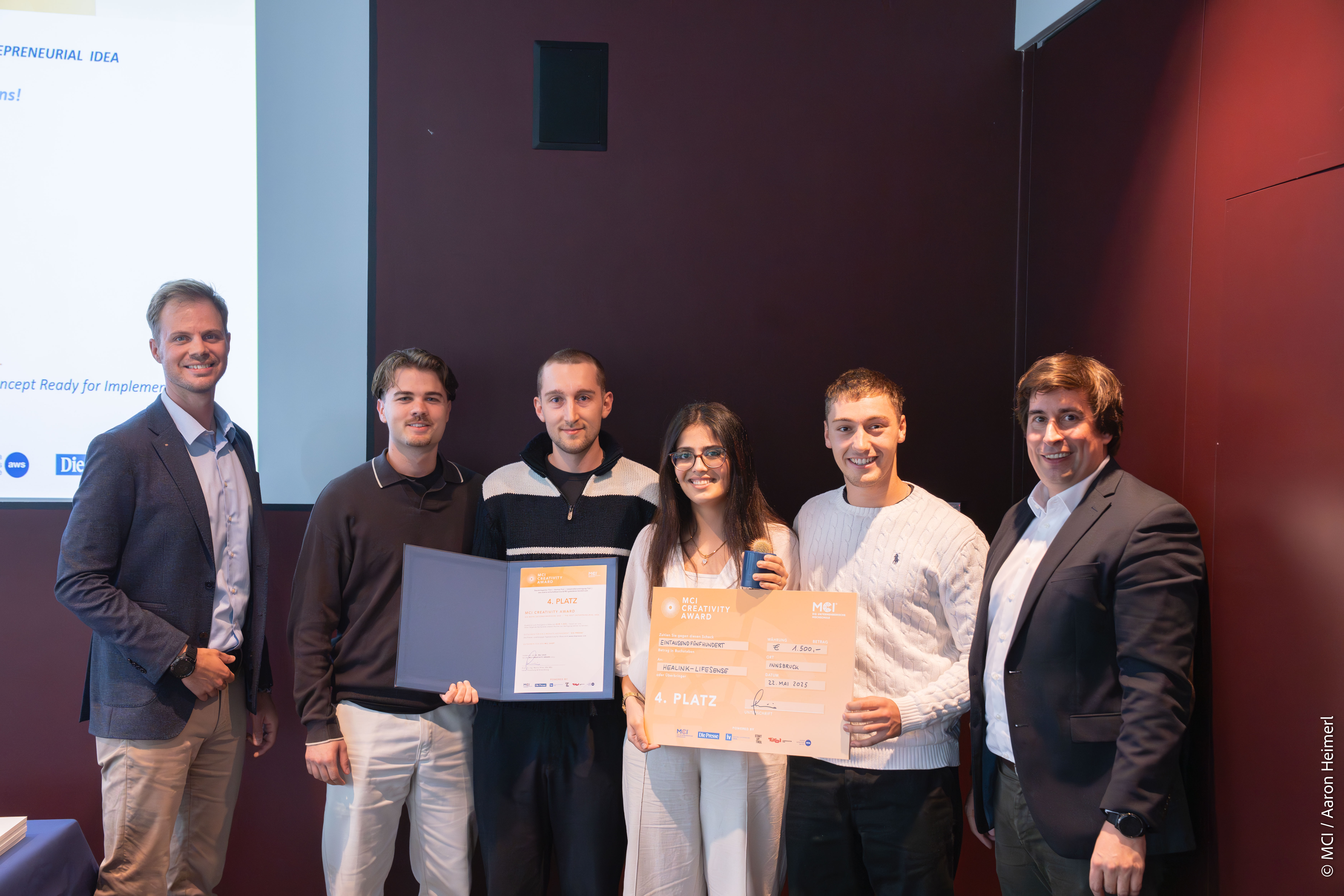 4th place for “Healink-LifeSense”; from left to right: Benjamin Suitner (MCI), award winners Jannis Pohl, Matthias Hansen, Helin Hussein, Christian Kleber and Martin Pillei (MCI) ©MCI/Aaron Heimerl