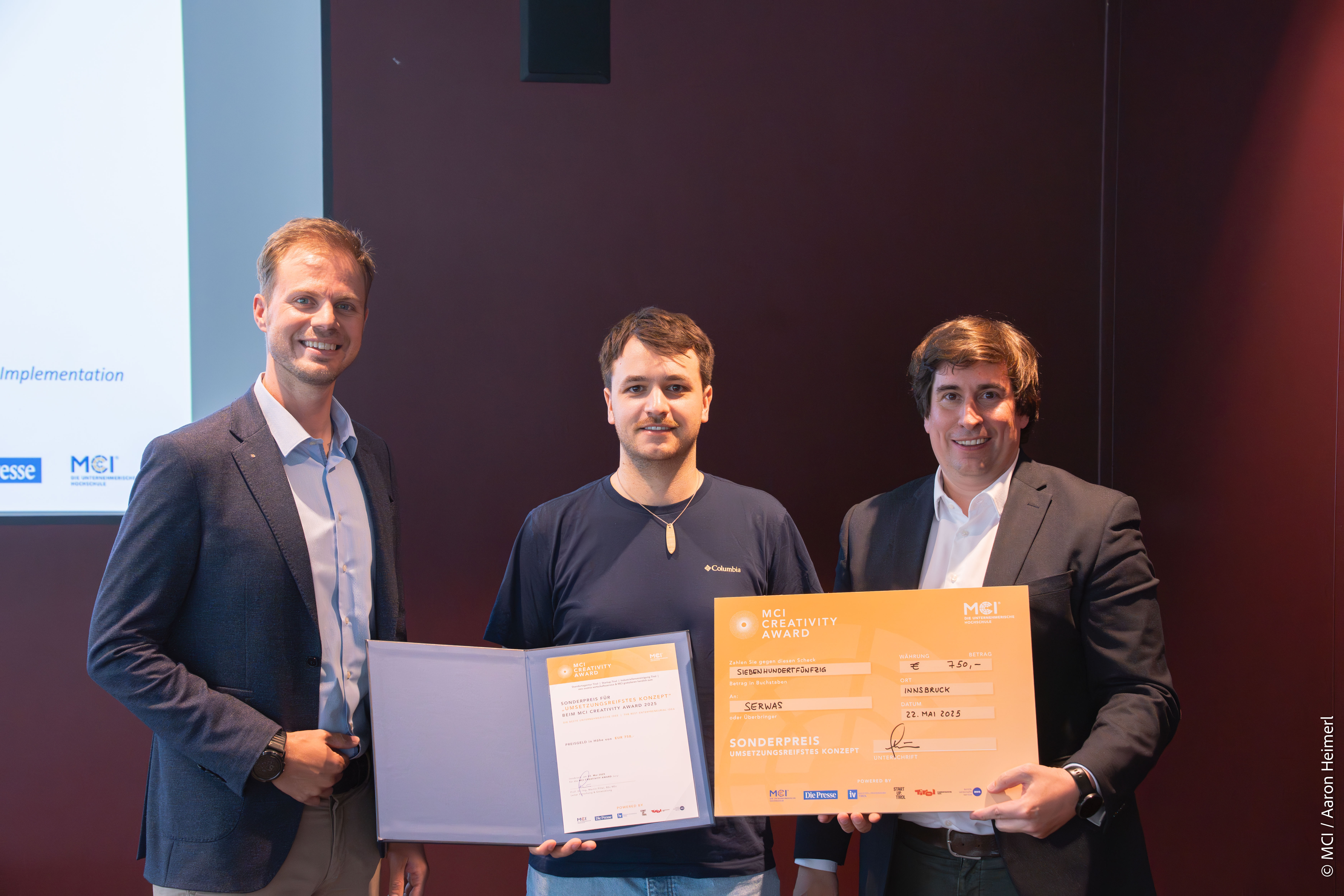 Special prize for “Serwas”; from left to right: Benjamin Suitner (MCI), prizewinner Manuel Untergasser and Martin Pillei (MCI)©MCI/Aaron Heimerl