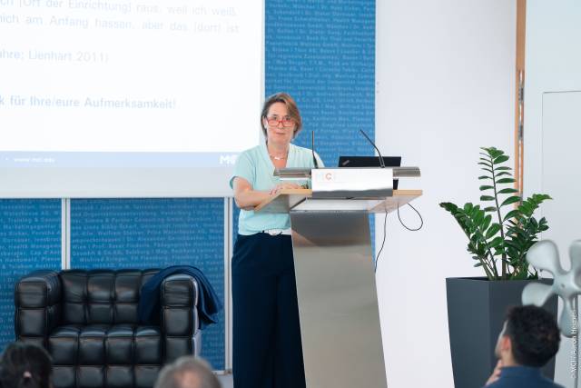 Christina Lienhart bei ihrer Antrittsvorlesung zum Thema „Doing Family bei Rückkehrprozessen aus stationären Erziehungshilfen“ ©MCI/Aaron Heimerl