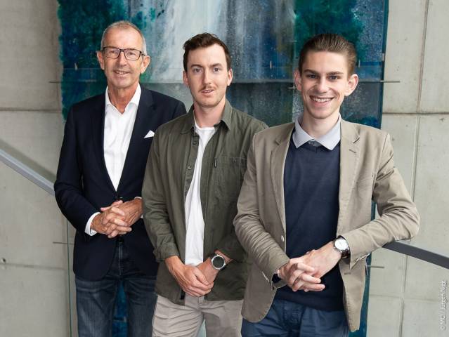 From left to right: MCI Rector Andreas Altmann, Lukas Aldrian (1st Deputy Chair ÖH MCI), Julian Pfurtscheller (Chair ÖH MCI) ©MCI/Jürgen Nigg