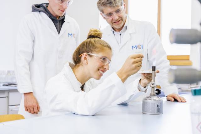 Studierende führen einen Versuch im Labor durch ©MCI/Anna Geisler