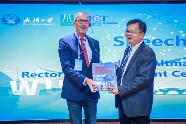 Rektor Andreas Altmann, MCI und Präsident Zhang Pingwen eröffnen das 1. China-Europa Innovation Forum „Global Challenges & Joint Solutions“. ©School of Economics and Management, Wuhan University