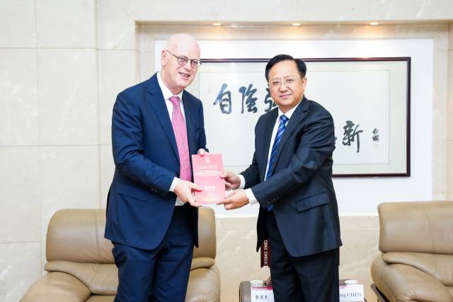 Eröffnungsredner Minister a.D. Rudolf SCHARPING und Dong HU, der Repräsentant des Department of Commerce, Provinz Hubei. ©School of Economics and Management, Wuhan University