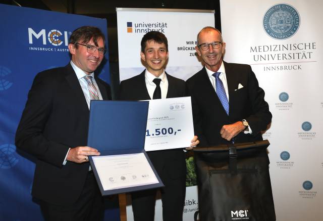 V.l.n.r.: Markus Walzl (Vorsitzender DFK), Gabriel Ellemund, MCI Rektor Andreas Altmann ©Frischauf Bild