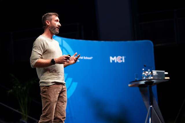 MCI Welcome 2025: Daniel Krauss, Mitgründer und CIO der Flix SE, bei seiner Antrittsvorlesung zum Thema „Disruption of Travel – Experiencing Mobility in a New Way“ ©Thomas Steinlechner