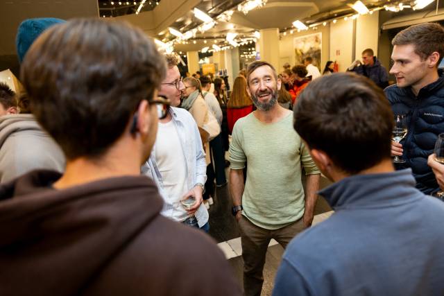 MCI Welcome 2025: Das Get-together bot Raum für persönliche Begegnungen zwischen Studierenden, Lehrenden, Forschenden und Ehrengästen ©Thomas Steinlechner