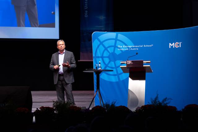 MCI Welcome 2025: Manfred Boudreaux-Dehmer, CIO der NATO, bei seinem Vortrag zum Thema „Securing the Future: Trust, Data & Cyber Challenges at NATO“ ©Thomas Steinlechner