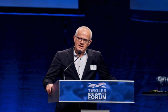 Max Kloger, Präsident der Industriellenvereinigung Tirol, begrüßt die Teilnehmenden des 34. Tiroler Wirtschaftsforums © Klaus Maislinger