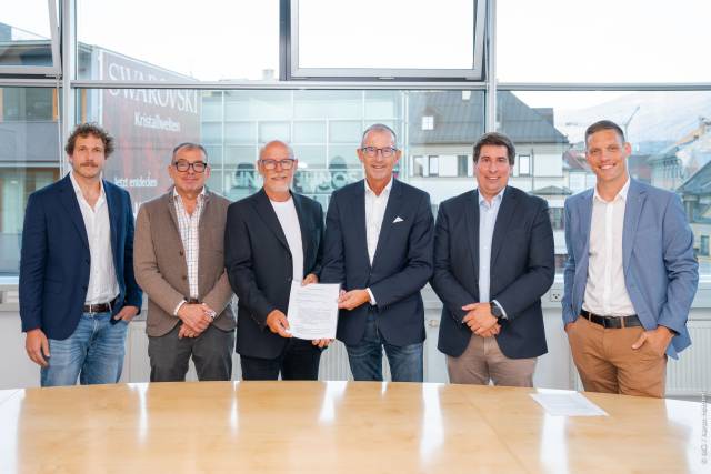 V.l.n.r.: Simon Wörgötter (Laborleitung MOTUM), Christian Fink (Managing Partner MOTUM), Reinhard Huber (Geschäftsleitung MOTUM), Andreas Altmann (MCI Rektor), Martin Pillei (Leitung MCI Forschung & Entwicklung), Bernhard Hollaus (stv. Leitung Medizin-, Gesundheits- & Sporttechnologie) ©MCI/Aaron Heimerl