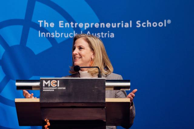 Beate Meinl-Reisinger, Federal Minister for European and International Affairs, congratulates the MCI graduates ©Klaus Maislinger