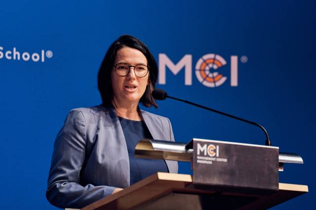 Barbara Thaler, President of the Tyrolean Economic Chamber, gives a speech ©Klaus Maislinger